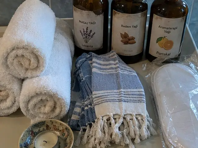 Rulo havlular, mavi peştemal ve aromaterapi yağları — Gümüşsuyu, Masaj Salonun